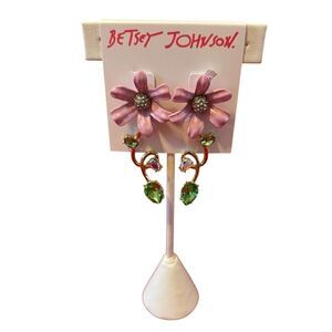 Betsey Johnson Pink Sparkly Flower Earrings.